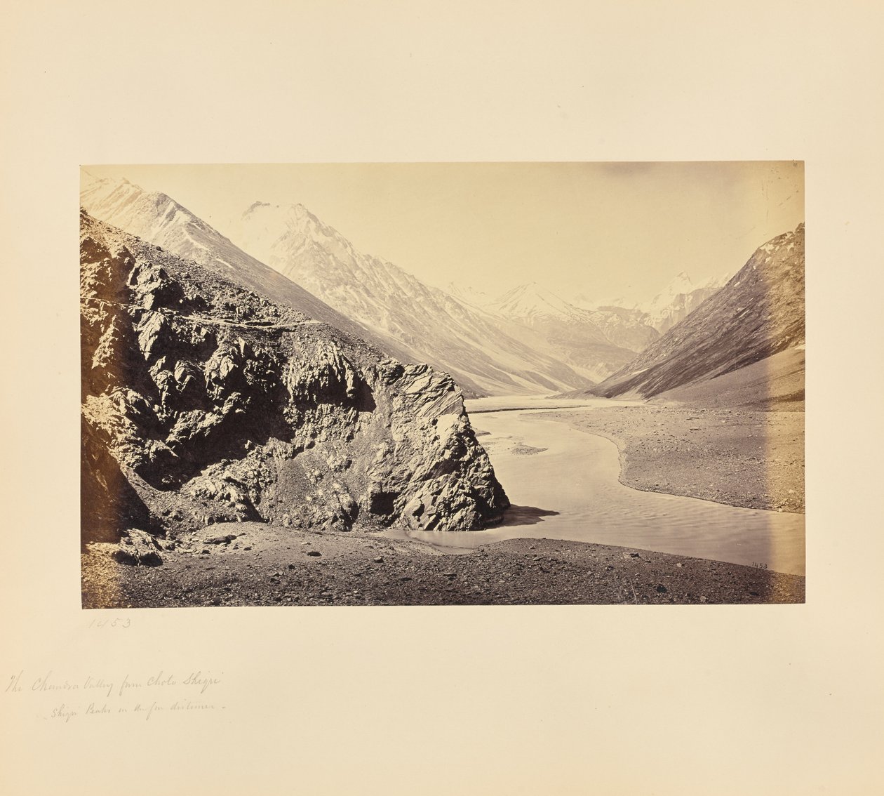 Chandra-dalen fra Chota Shigri - Shigri-toppene i det fjerne af Samuel Bourne
