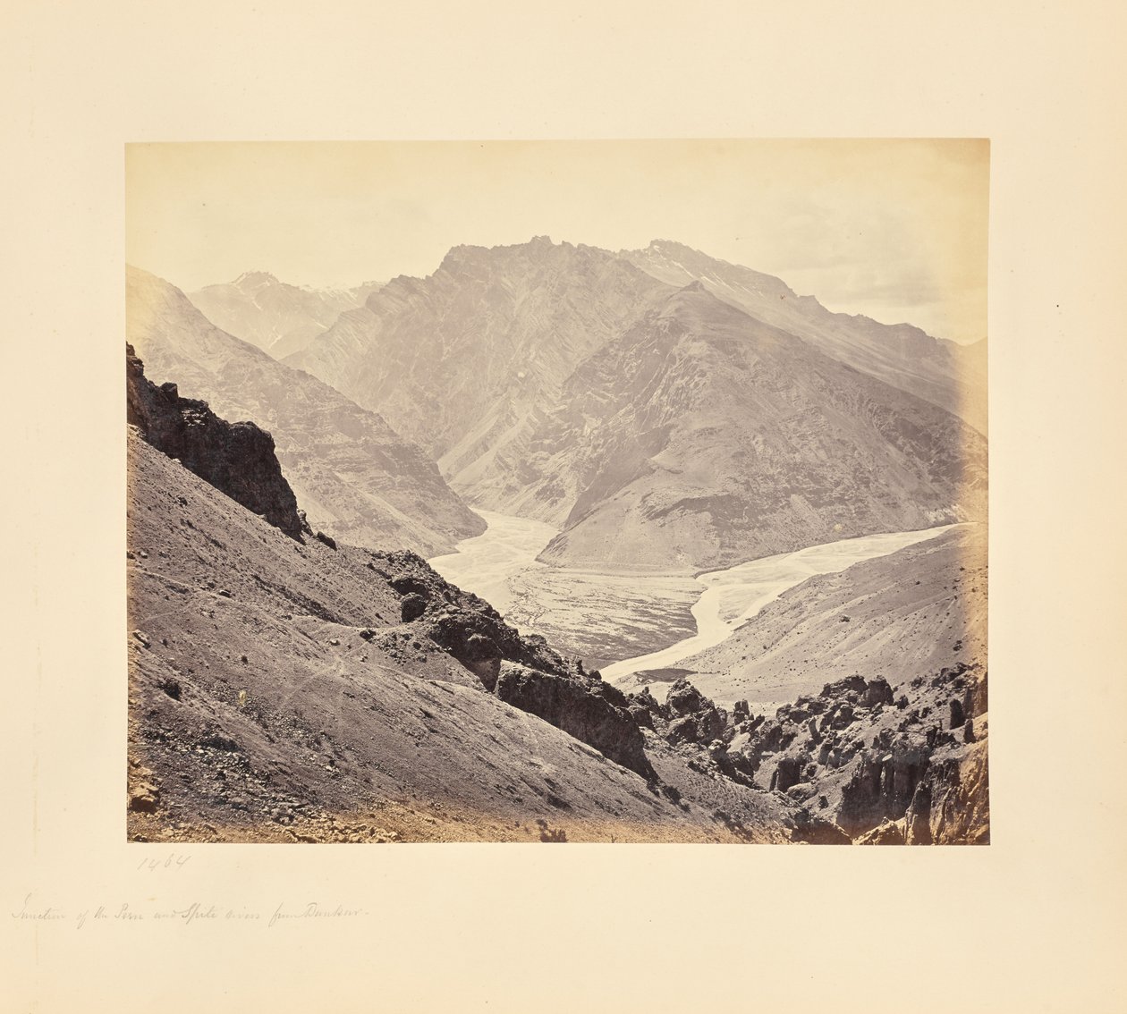 Sammenløbet af floderne Peen og Spiti, set fra Dunkar af Samuel Bourne