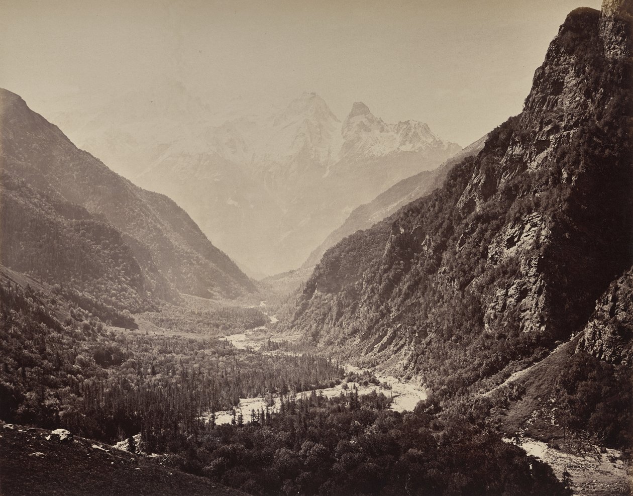 Det øvre Himalaya. Udsigt over dalen fra Fallaldasa med Srikanta-toppene i det fjerne af Samuel Bourne