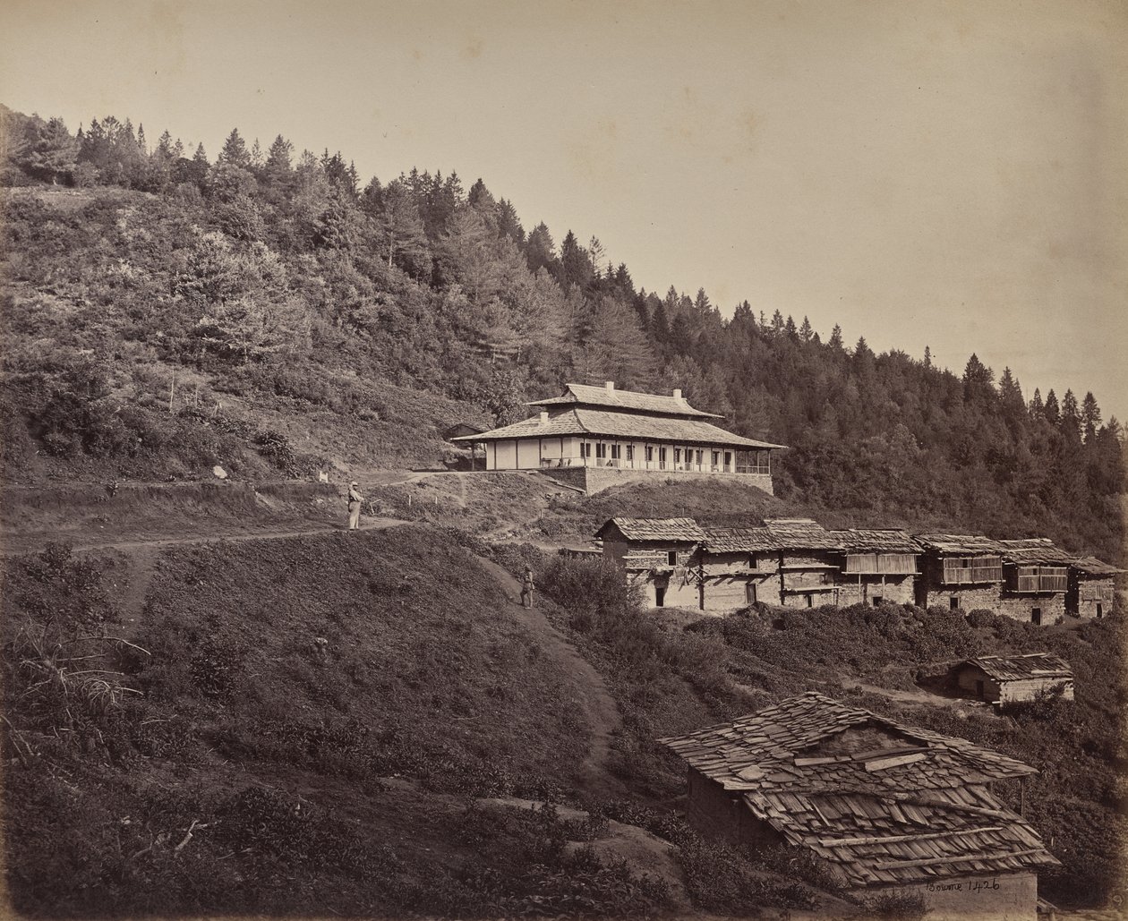 Det øvre Himalaya. Landsbyen Harkundu med rejsendes bungalow i et hvilehus af Samuel Bourne