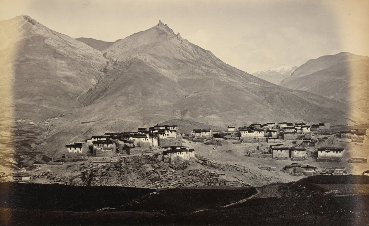 Landsbyen Kibber, Spiti, med Chikkim i det fjerne af Samuel Bourne