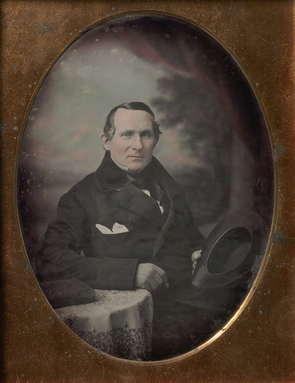 Mand iført frakke og handsker, holder hat, siddende foran malet udendørs baggrund, 1840