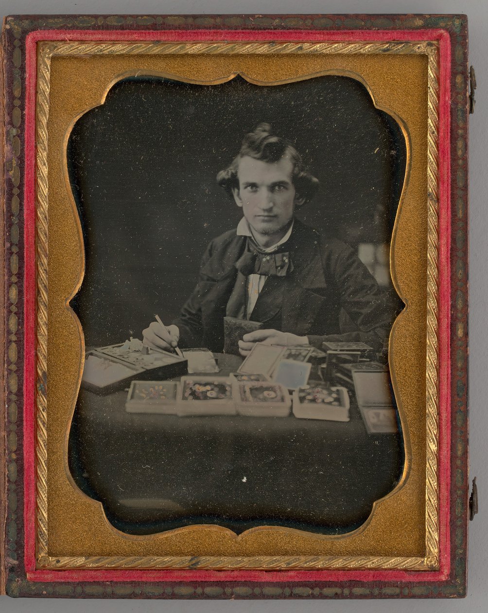 Uden titel portræt af siddende mand, der holder en daguerreotypi og pensel, 1865. af Samuel J. Miller