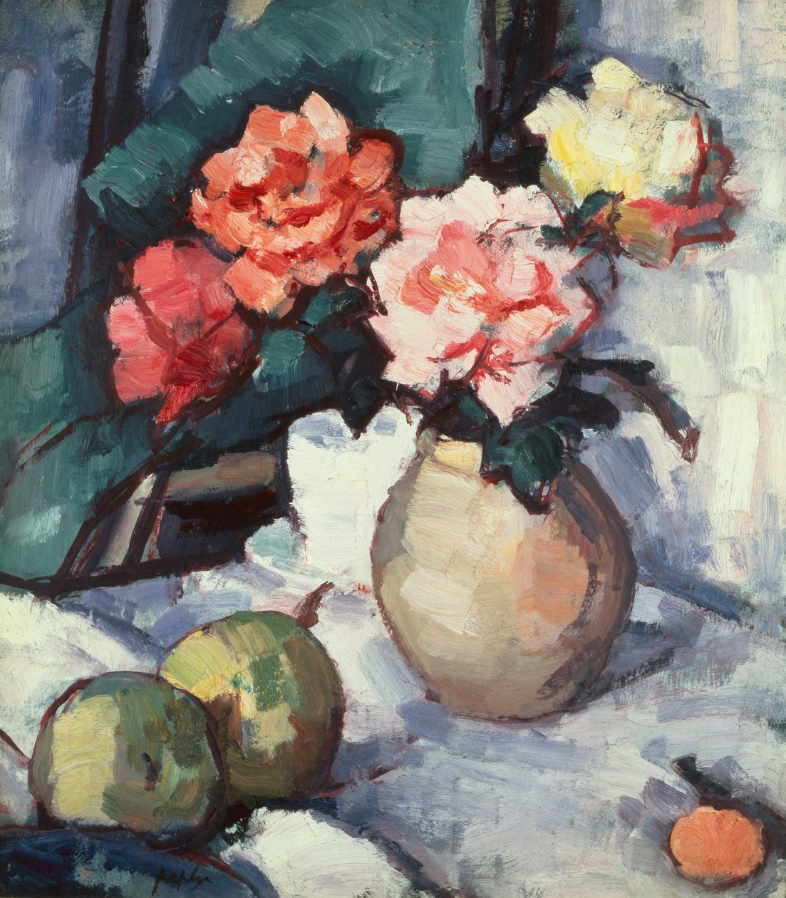 Blandede roser i brun vase med kop, underkop og æbler af Samuel John Peploe