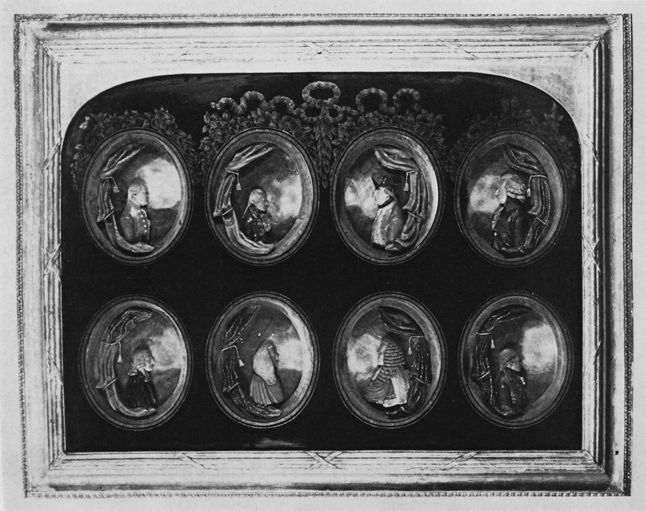 Ramme med otte portrætter (voks) af Samuel Percy
