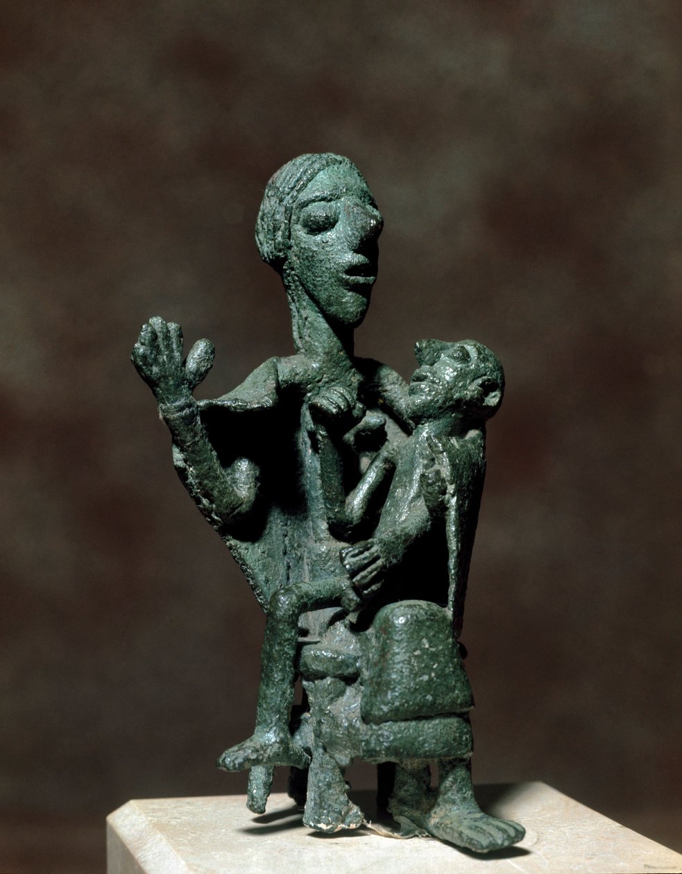 Nuragisk kultur (nuraghi) sardinsk: bronzestatuette af gudinde med sin søn. 8.-7. århundrede f.Kr. Cagliari, Nationalt Arkæologisk Museum, Sardinien, Italien af Sardinia Nuragic Civilization