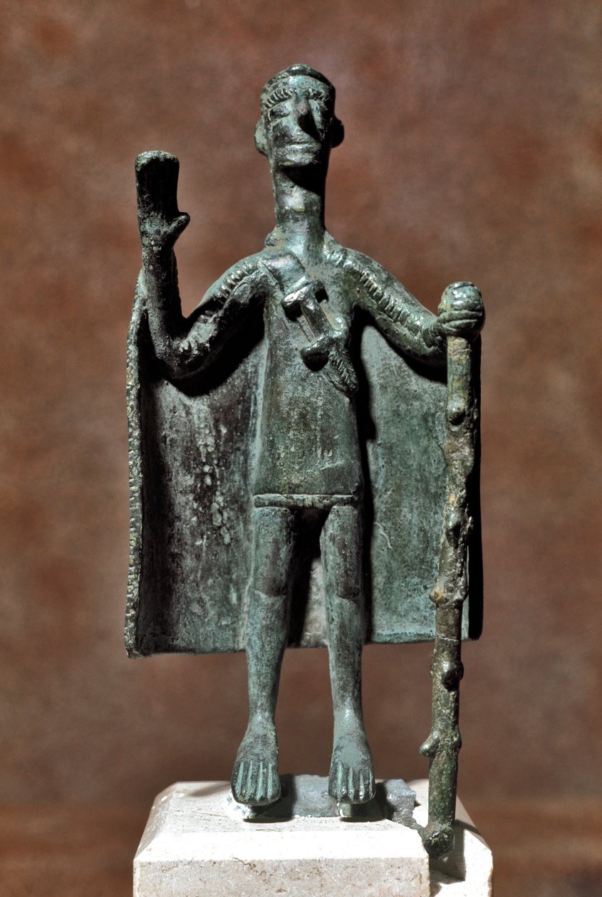 Nuragisk kultur (nuraghi) Sardinsk: bronzestatuette af rejsende, der holder en pind og dækket med en kappe. 8.-7. århundrede f.Kr. Cagliari, Nationalt Arkæologisk Museum, Sardinien, Italien af Sardinia Nuragic Civilization