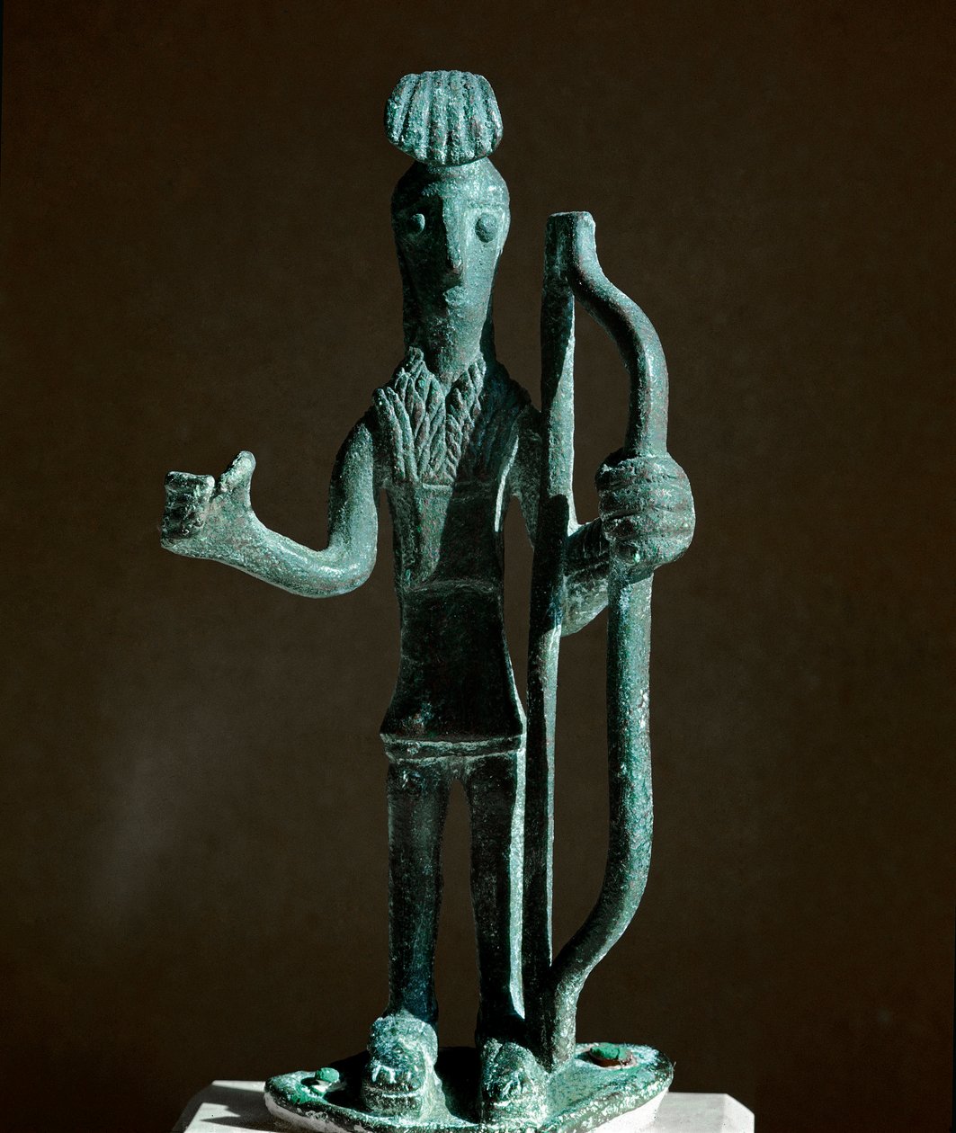 Nuragisk kultur (nuraghi) sardinsk: statuette af en kriger, der trækker en bue (spyd mangler) i bronze. 8.-7. århundrede f.Kr. Cagliari, Nationalt Arkæologisk Museum, Sardinien, Italien af Sardinia Nuragic Civilization