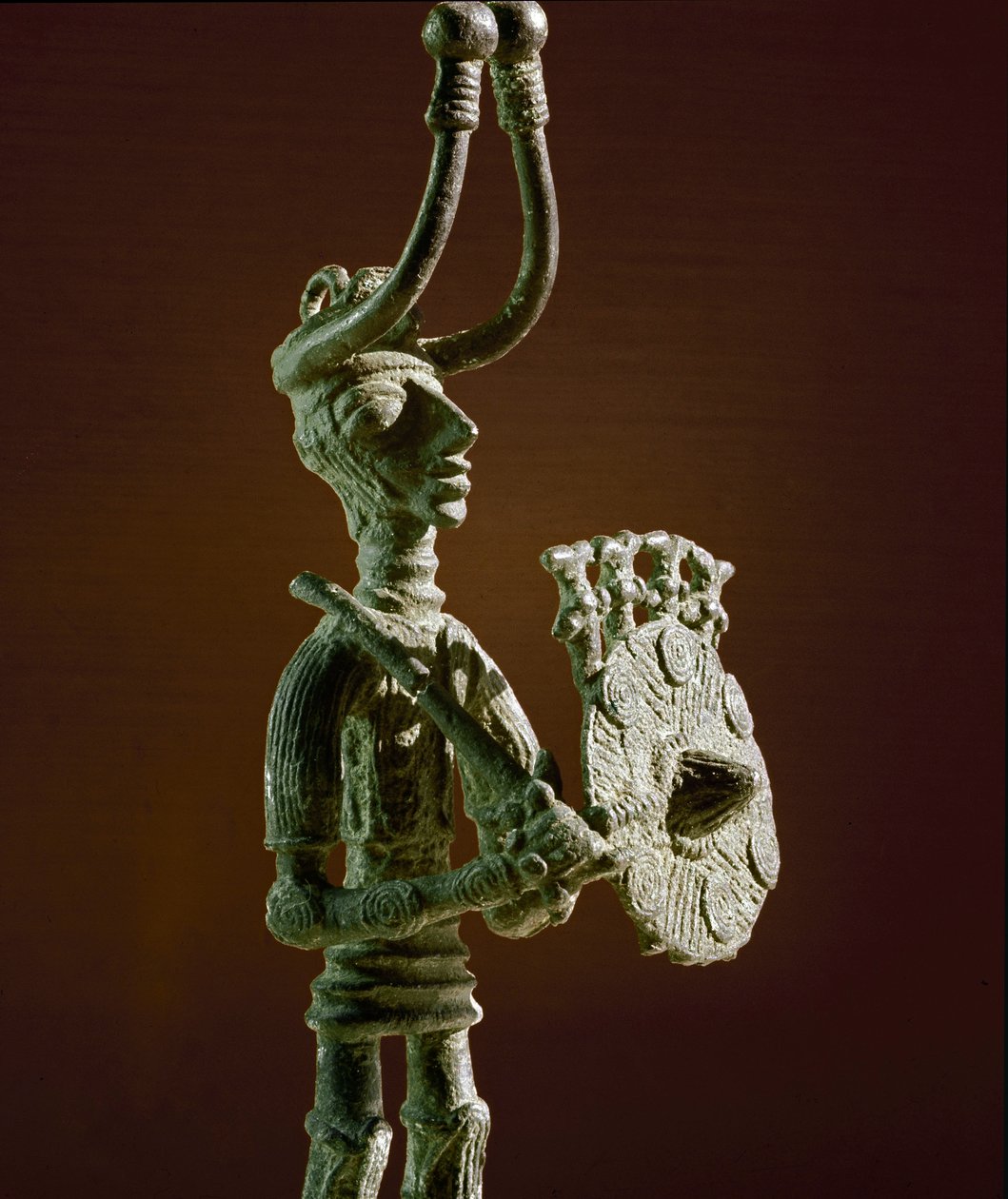 Nuragisk kultur (nuraghi) sardinsk: statuette af en kriger med et skjold og et bronzesværd. 8.-7. århundrede f.Kr. Cagliari, Nationalt Arkæologisk Museum, Sardinien, Italien af Sardinia Nuragic Civilization
