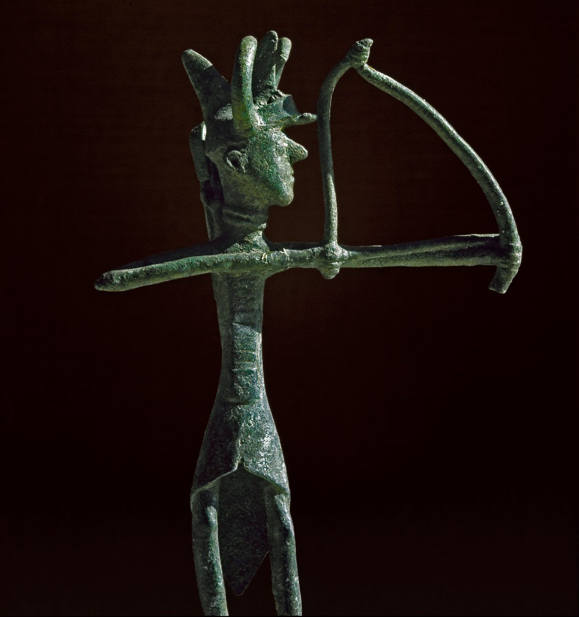 Nuragisk kultur (nuraghi) sardinsk: statuette af kriger, der trækker en bronzebue. 8.-7. århundrede f.Kr. Cagliari, Nationalt Arkæologisk Museum, Sardinien, Italien af Sardinia Nuragic Civilization