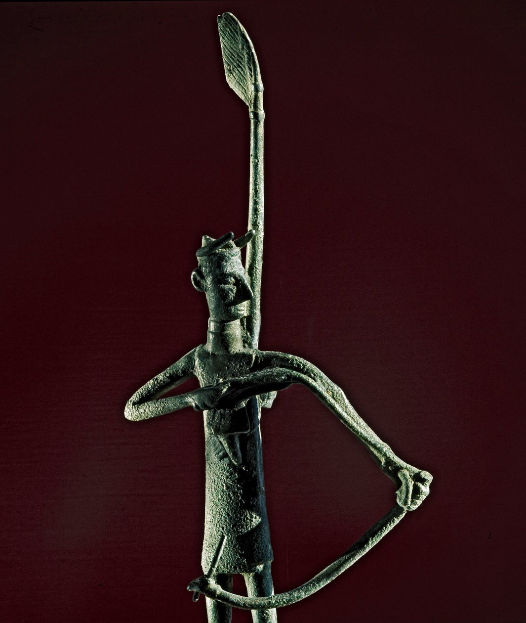 Nuragisk kultur (nuraghi) sardinsk: statuette af kriger, der trækker en bronzebue. 8.-7. århundrede f.Kr. Cagliari, Nationalt Arkæologisk Museum, Sardinien, Italien af Sardinia Nuragic Civilization