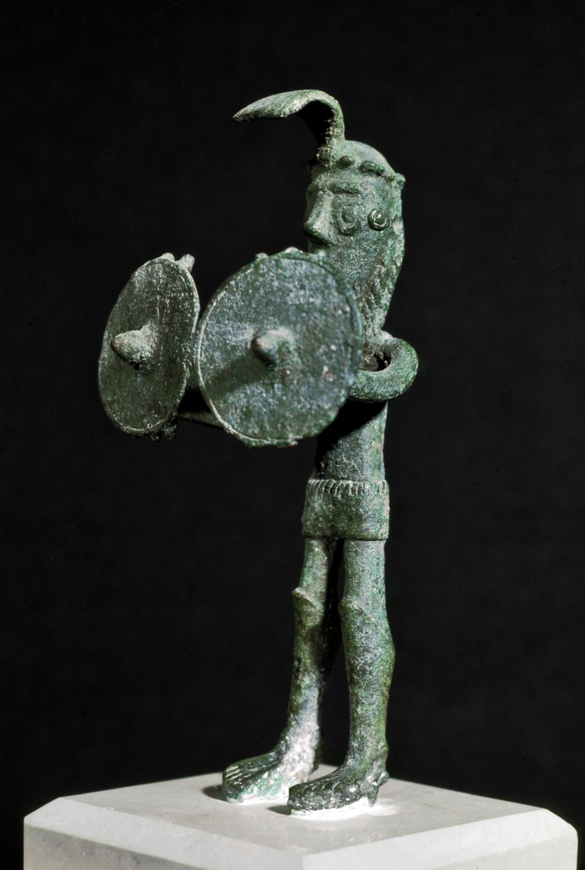 Nuragisk kultur (nuraghi) Sardinsk: statuette, der repræsenterer et dæmonisk væsen bevæbnet med et dobbelt skjold i bronze. 8.-7. århundrede f.Kr. Cagliari, Nationalt Arkæologisk Museum, Sardinien, Italien af Sardinia Nuragic Civilization