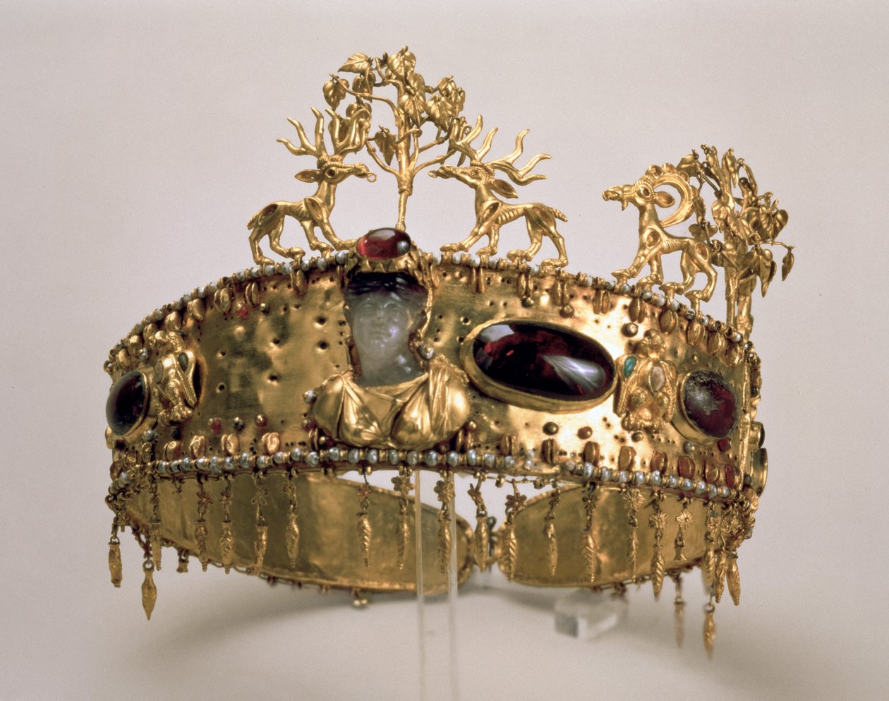 Diadem, fundet i gravhøjen i Khoklach (guld, turkis, koral, granat, perle, glas og ametyst) af Sarmatian