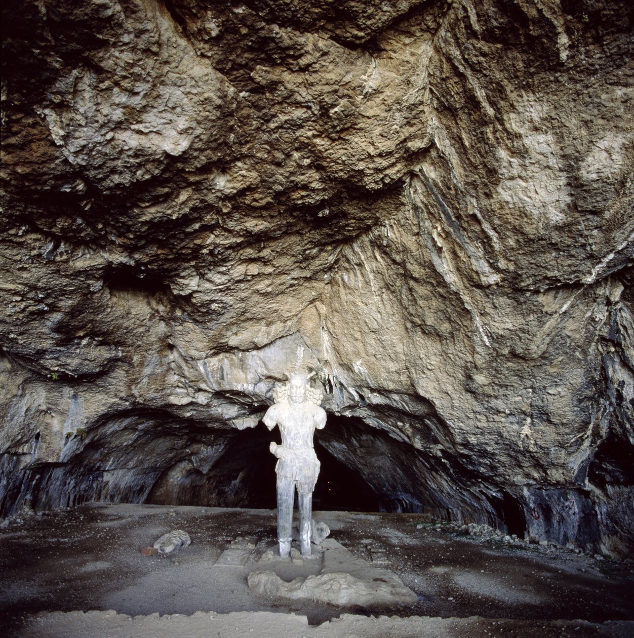 Statue af Shapur I (AD 241-70) udskåret af en stalagmit af Sasanian