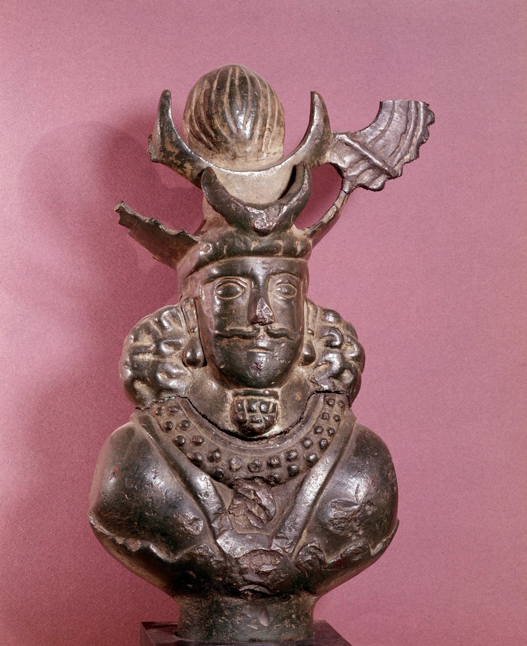 Buste af en sassanidisk konge i bronze, han bærer det kongelige outfit, hvis frisure med kloden understøttet af månecroissanter. 6.-7. århundrede. E. Borowski Samling af Sasanian School