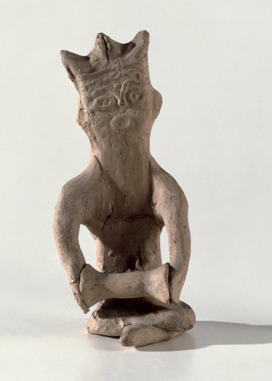 Korsbenet figur med en genstand, der menes at være en tromme, fra Susa, Iran, 4.-6. århundrede e.Kr. (knogle) af Sasanian School
