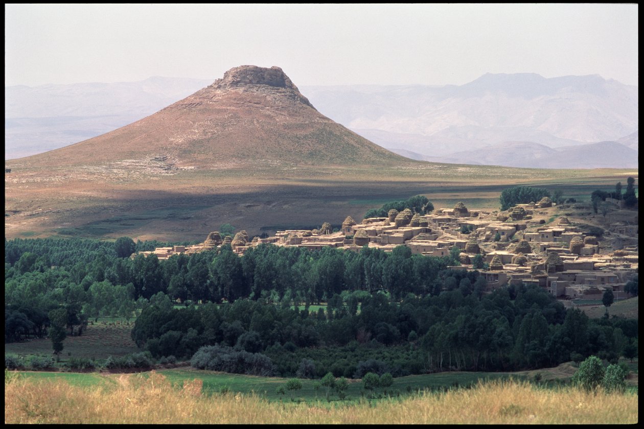 Udsigt over Takht-e Solalman eller Solomons trone (se også 179122) af Sasanian School