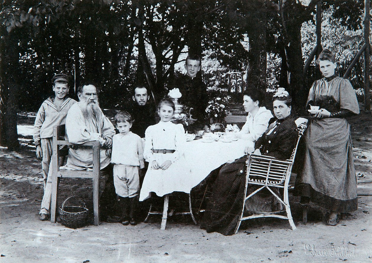 Familien til den russiske forfatter Leo Tolstoj, slutningen af det 19. eller begyndelsen af det 20. århundrede. af Scherer Nabholz and Co
