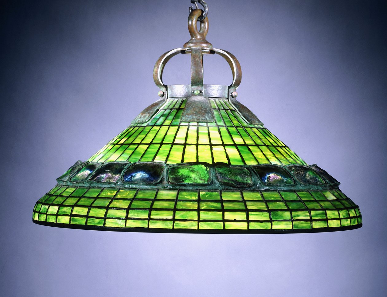 En turtleback-flise af blyholdigt glas og lysekrone i bronze af School American
