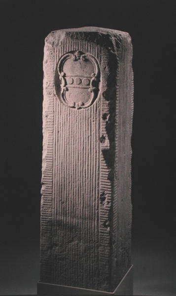Stone Mile Marker med Penn Crest (sten) af School American