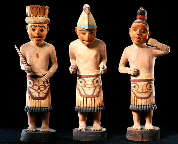 Tre shamanfigurer (malet terracotta) af School American