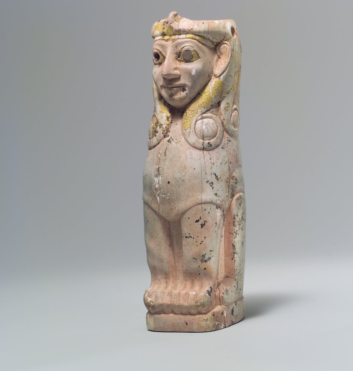 Møbelstøtte: kvindelig sfinx med krøller i Hathor-stil, ca. 1700-tallet f.Kr. (flodhest elfenben, guldfolie) af School Anatolian