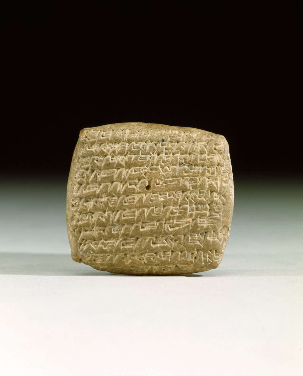 En gammel assyrisk kileskriftstavle, fra købmandskolonien i Kanesh i Kappadokien, med krav om betaling af forfaldne konti, ca. 1900-1800 f.Kr. (sten) af School Assyrian