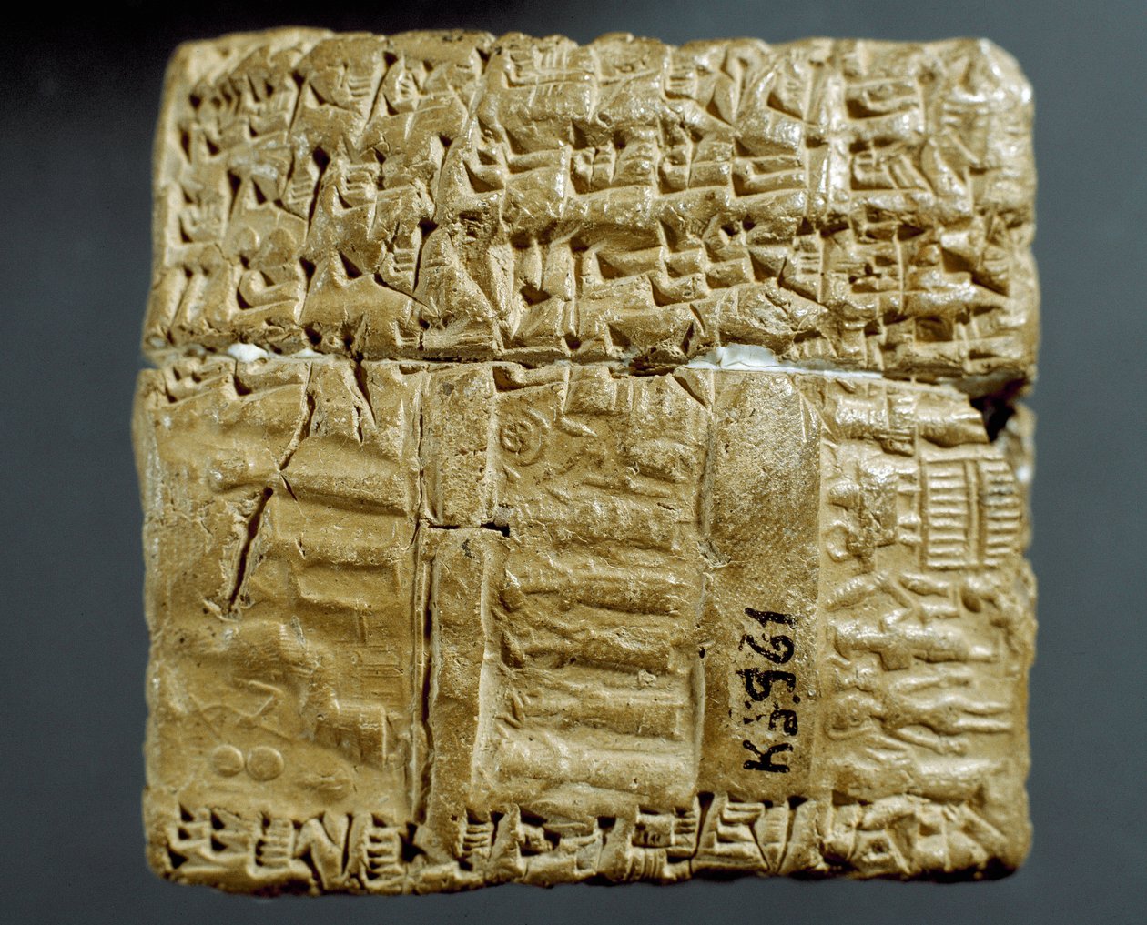 Assyrisk civilisation: indgraveret æske med kileskriftstegn vedrørende produktionen af to sølvminer. Istanbul, Arkæologisk Museum af School Assyrian