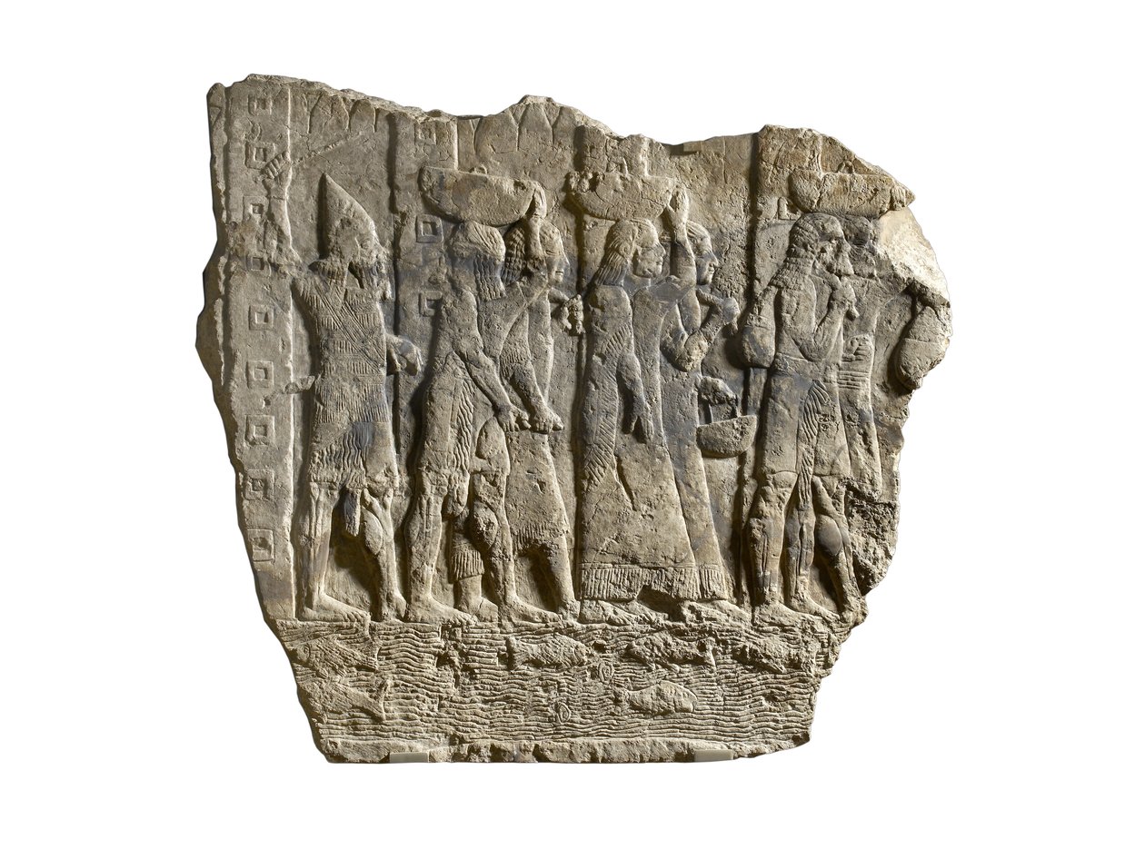 Fragment af assyrisk relief, der viser soldater, der eskorterer bytte og fanger fra Babylon (marmor) af School Assyrian