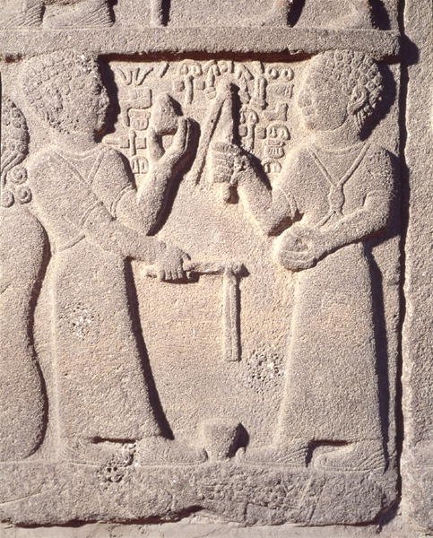 Relief af to drenge, der leger med en snurretop, fra Carchemish, Tyrkiet, Neo-Hittite af School Assyrian