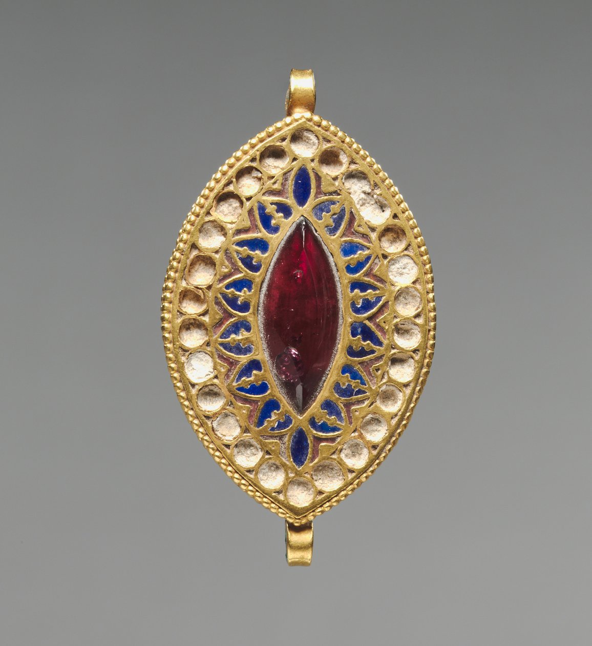 Mandelformet vedhæng, 400-600 (guld, lapis lazuli, granat og glas) af School Byzantine