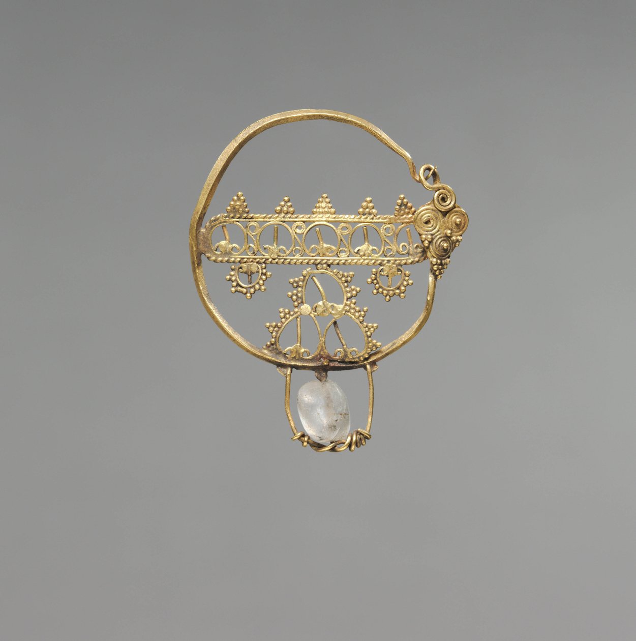 Øreringe med gennembrudt, tidlig byzantinsk periode, 600-800 (guld med bjergkrystal perle) af School Byzantine