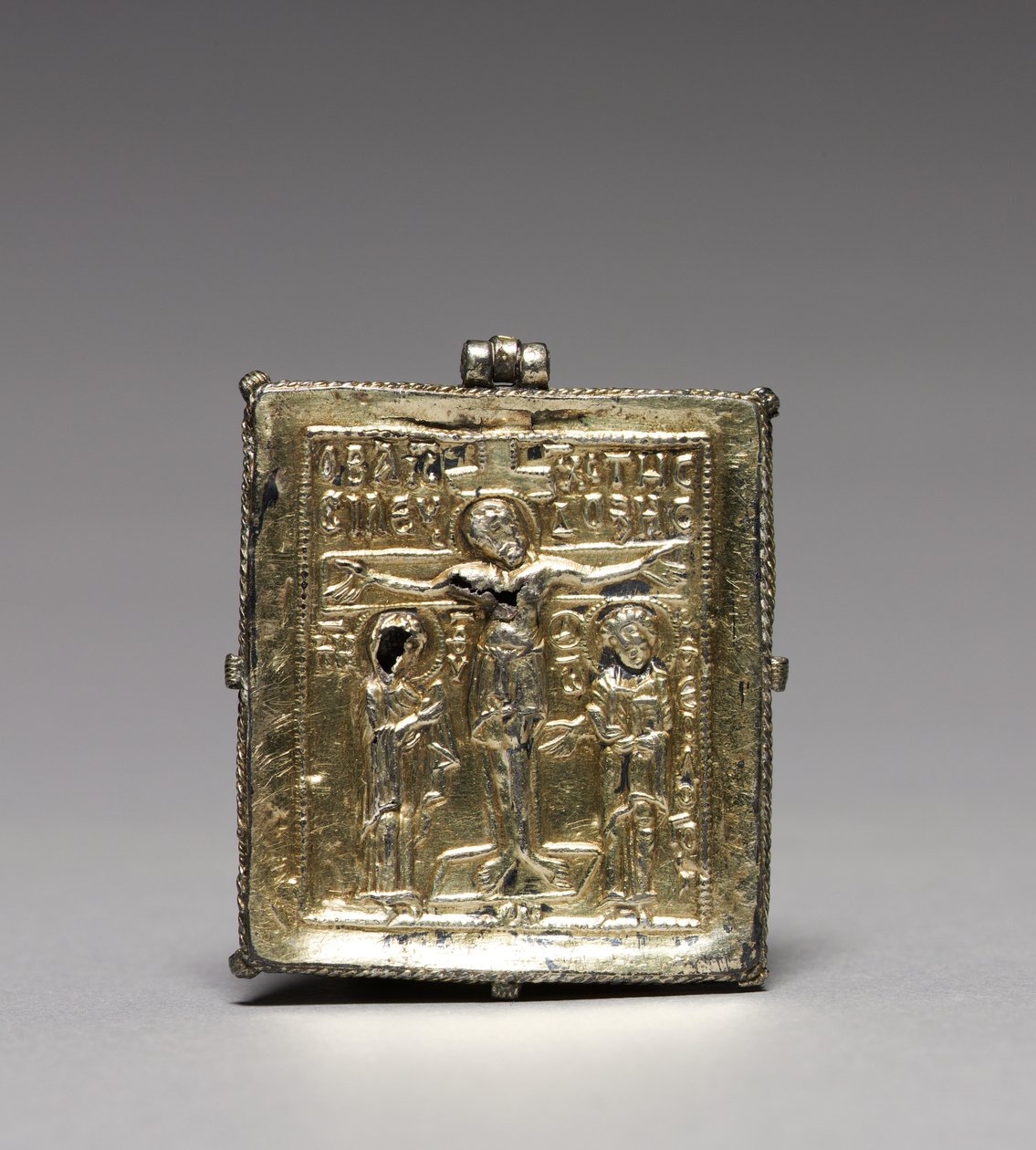 Enkolpion med korsfæstelsen (forrest) og de hellige Theodore og George (bagest) af School Byzantine