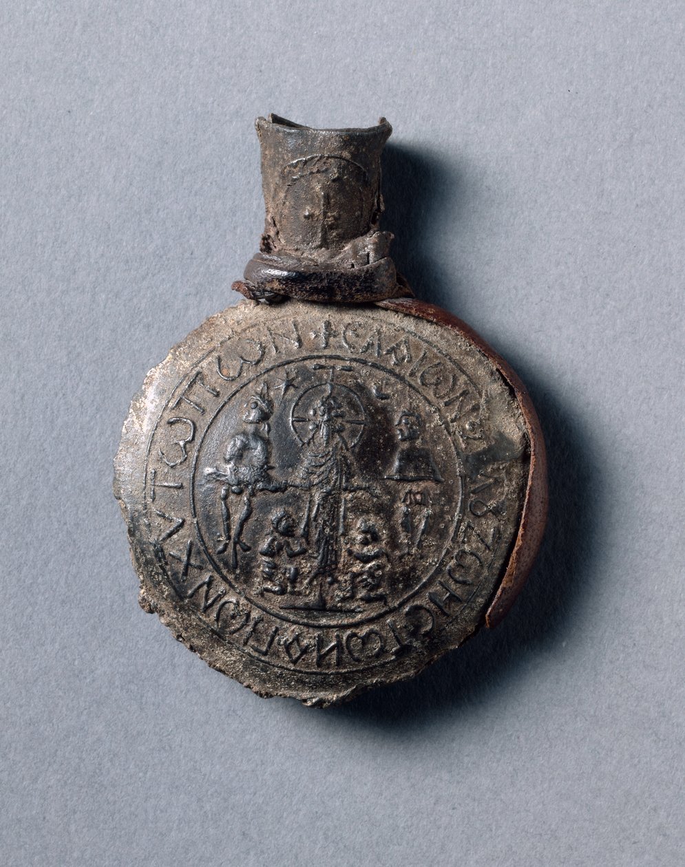 Pilgrims ampulla med scener fra korsfæstelsen (foran) og himmelfarten (bagpå), ca. 600 (tin-bly-legering med læderfragmenter) af School Byzantine