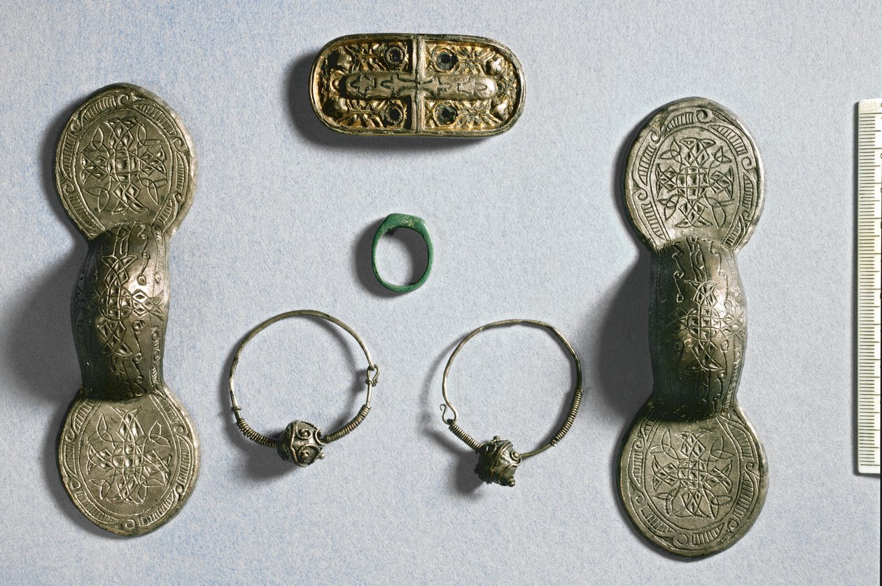 Smykker fra Camon, Amiens, Somme, karolingisk, 7.-10. århundrede (sølv, forgyldt bronze) af School Carolingian