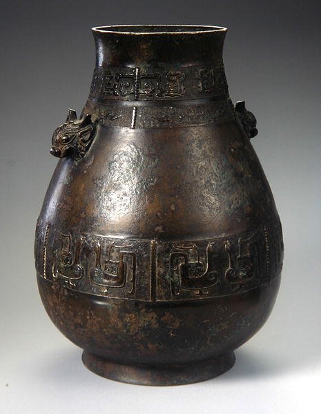 En Hu-vase med støbt dekoration (bronze) (se også 272172 og 272173) af School Chinese