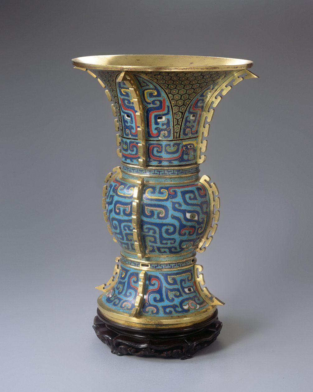 En Zun-formet vase og stativ (cloisonne-emalje & zitan) (se også 272146) af School Chinese