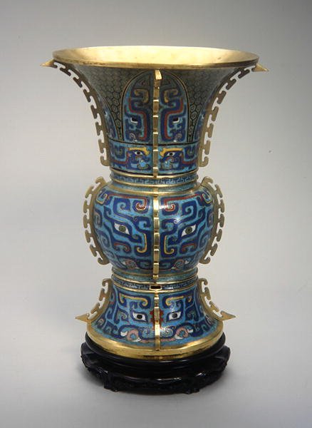 En Zun-formet vase og stativ (cloisonne-emalje & zitan) (se også 272147) af School Chinese
