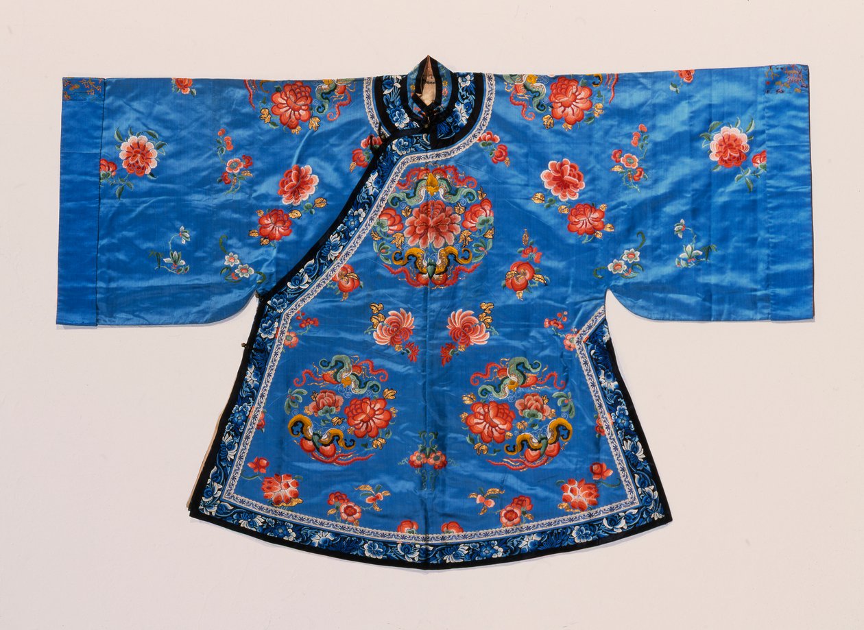 En uformel kappe af forglemmigej-blå satin, broderet i silke med pæon- og sommerfugle-rundeller spredt med lotusblomster, ferskner og anden frugt og blomster (satin, silke) af School Chinese