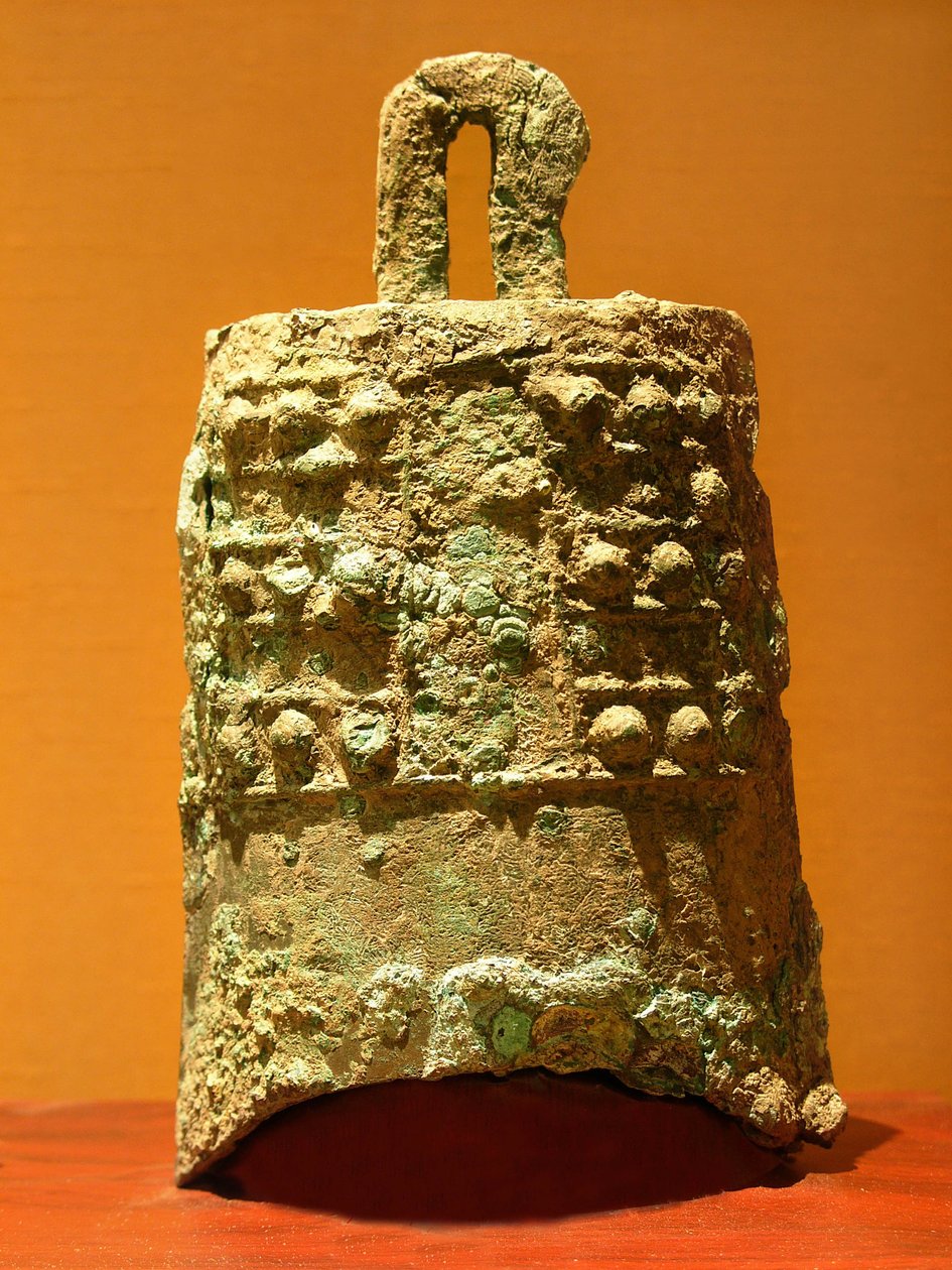 Bronzeklokke (770-476 f.Kr.), opdaget i Xiangmen. Fotografi, Leonard de Selva, Suzhou Museum, Kina, 2006. af School Chinese