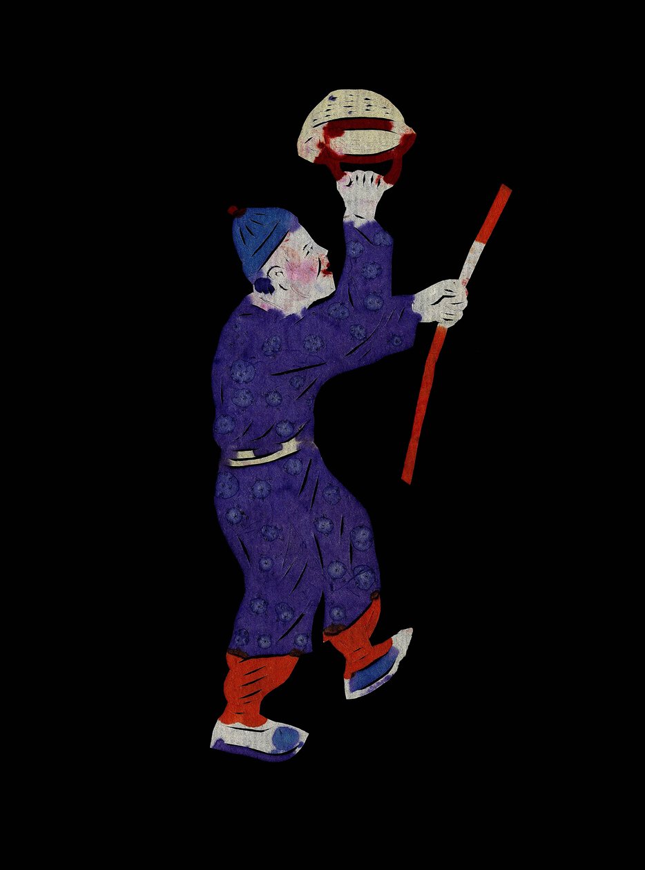 En hverdagsfigur, der bærer en kurv og en pind. Bemalet papirklip eller "Jian Zhi", kinesisk folkekunst, Pekin. af School Chinese