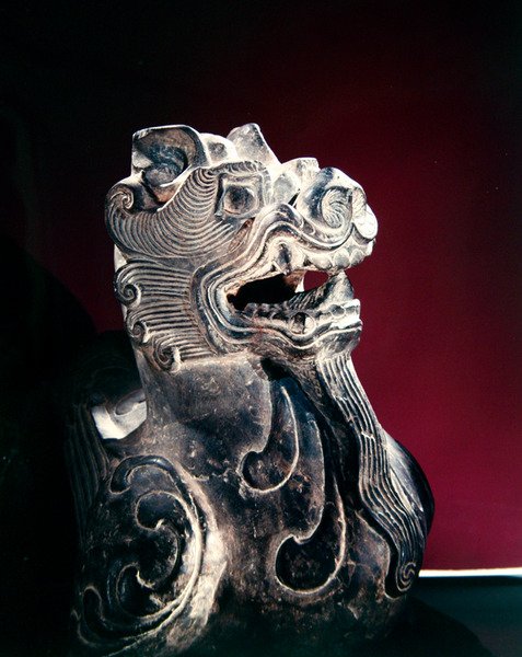 Detalje af en kimær, seks dynastier (220-589) (sten) af School Chinese