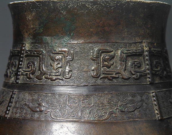 Detalje af en Hu-vase med støbt dekoration (bronze) (detalje af 272172) (se også 272174) af School Chinese