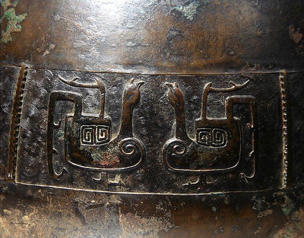 Detalje af en Hu-vase med støbt dekoration (bronze) (detalje af 272172) (se også 272173) af School Chinese