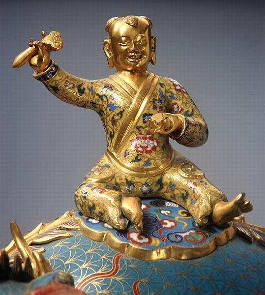 Detalje af en rytter fra et par Qilin, Qianlong-perioden (1736-95) (cloisonne og champleve-emalje med forgyldt metal) (se også 272142) af School Chinese