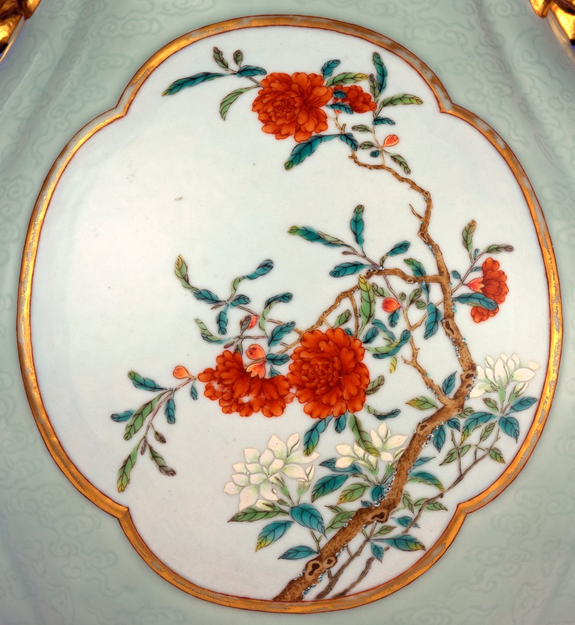 Detalje af en fin og meget sjælden famille rose celadon-slebet vase med en forgyldt emalje af Prunus og Roses af School Chinese
