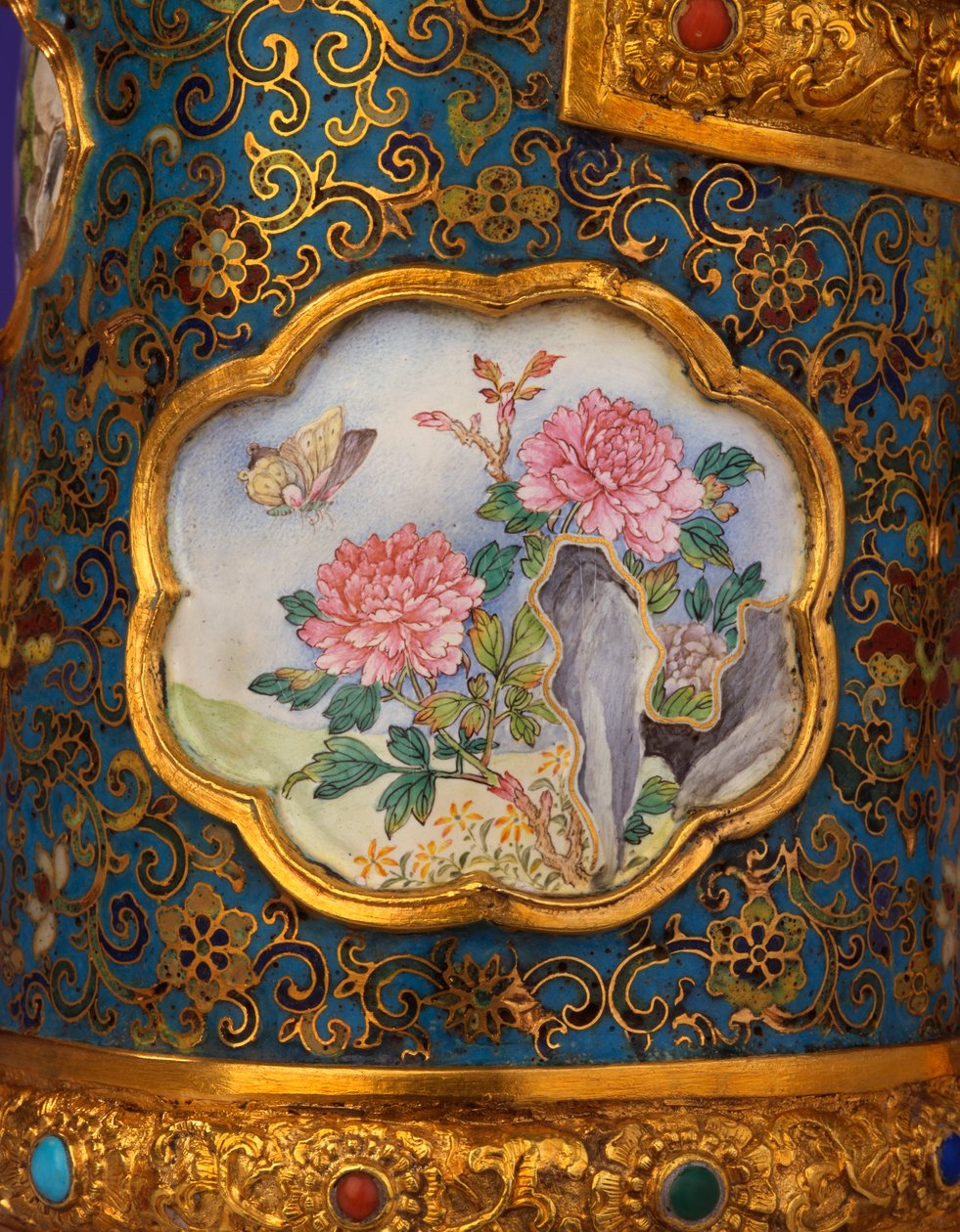 Detalje af en emalje cartouche fra en storslået kejserlig guld, cloisonne og Beijing emalje æwer, Duomuhu, indgraveret Qianlong fire-tegn mærke og perioden, Palace Workshops af School Chinese