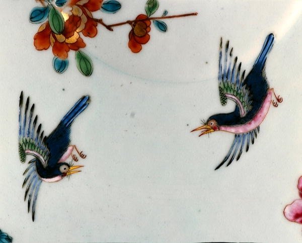 Detalje af to fugle i flugt fra en Rose Famille overtrukket skål, Qianlong periode (1736-95) ca. 1745 (porcelæn) af School Chinese