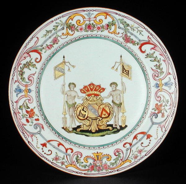 Middagstallerken dekoreret i famille rose emaljer med armene fra Goos af Ghyseghem, acolleees med Vecquemans og Goubau, Yonzheng periode (1725-35) c.1730 (porcelæn) af School Chinese