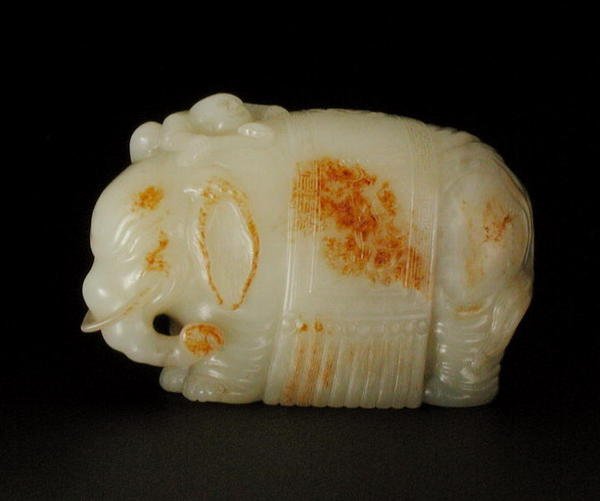 Elefant stående iført et kvastet klæde dekoreret med klippeværk og bølger, en dreng med et ruyi-scepter, der klatrer på sin skulder (bleg celadon) (se også 208383) af School Chinese